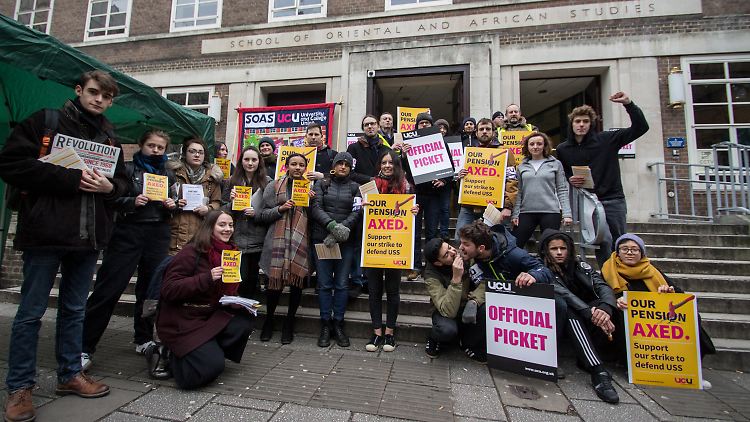 Studenten der SOAS University of London blockieren gemeinsam mit ihren Dozenten und Professoren den Eingang ihrer Uni.