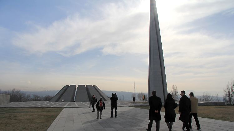 Wie ein erhobener Zeigefinger mahnt ein 44 Meter hoher Obelisk die Besucher der Genozid-Gedenkstätte in Eriwan.