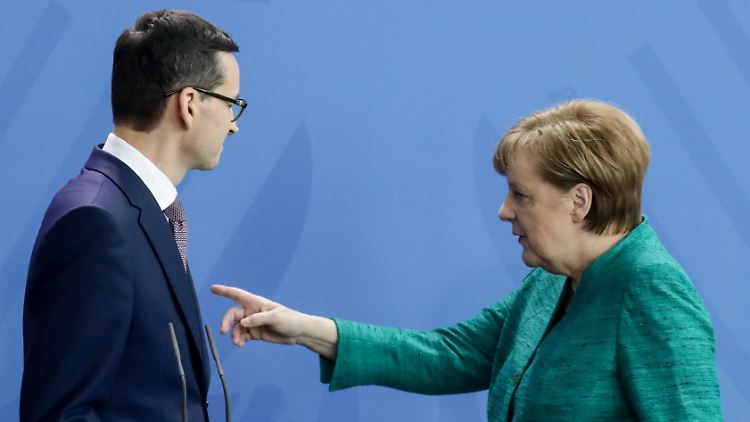 Bundeskanzlerin Angela Merkel  würde Polens Ministerpräsident Mateusz Morawiecki gern mit EU-Geld die Richtung weisen.