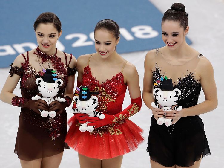 Mit Sagitowa schafften es Jewgenija Medwedjewa (l.) und Kaetlyn Osmond (r.) aufs Podium.
