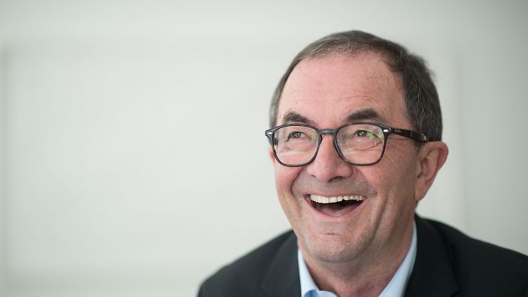 Staudt arbeitete von 1973 bis 2003 für IBM Deutschland, zuletzt als Vorsitzender der Geschäftsführung.