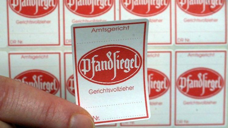 Der "Kuckuck": Das Siegel klebt der Gerichtsvollzieher auf alles, was bei einer Pfändung beschlagnahmt wird. 