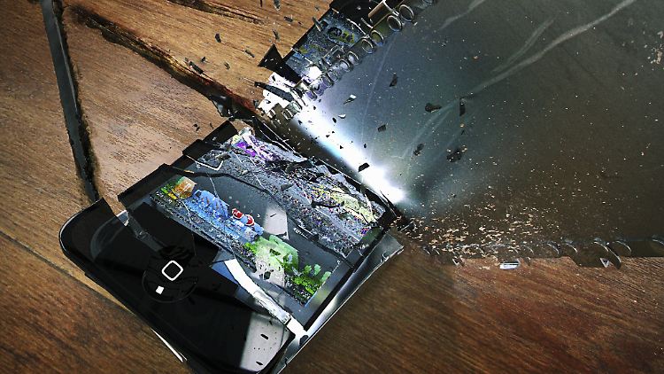 Wenn die Liebe zum Smartphone endet, bleibt manchem nur die Kreissäge. 