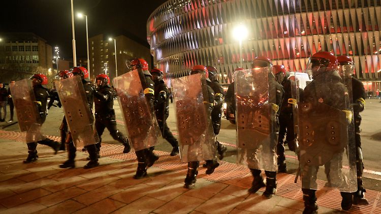 Rund 600 Polizeibeamte waren rund um das Stadion San Mames im Einsatz. Verhindern konnten sie die schwere Randale nicht.