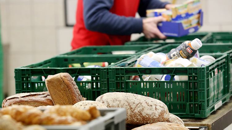 Die Entscheidung der Essener Tafel, vorerst keine neuen Migranten mehr als Bedürftige aufzunehmen, hat eine bundesweite Debatte ausgelöst.