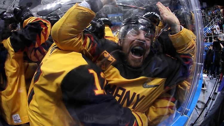 Schwarz-rot-goldener Jubelsturm: Die Eishockey-Mannschaft greift jetzt nach Gold.