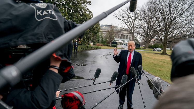 Kurzes Statement vor dem Abflug zum CPAC-Treffen: Donald Trump spricht im Garten des Weißen Hauses vor Journalisten.