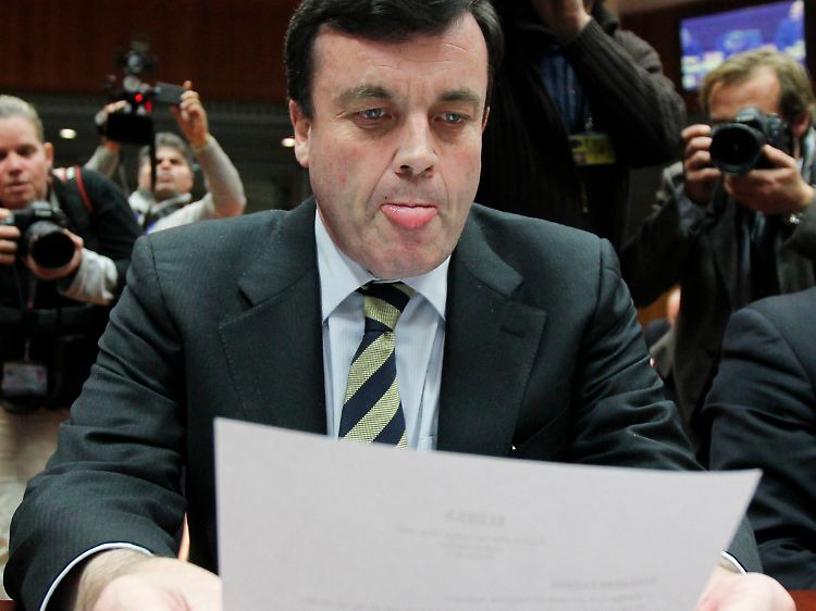 Im Kreis von 26 Kollegen und unter den Augen der Weltöffentlichkeit: Irlands Finanzminister Brian Lenihan studiert in Brüssel die Bedingungen der EU-Hilfe.