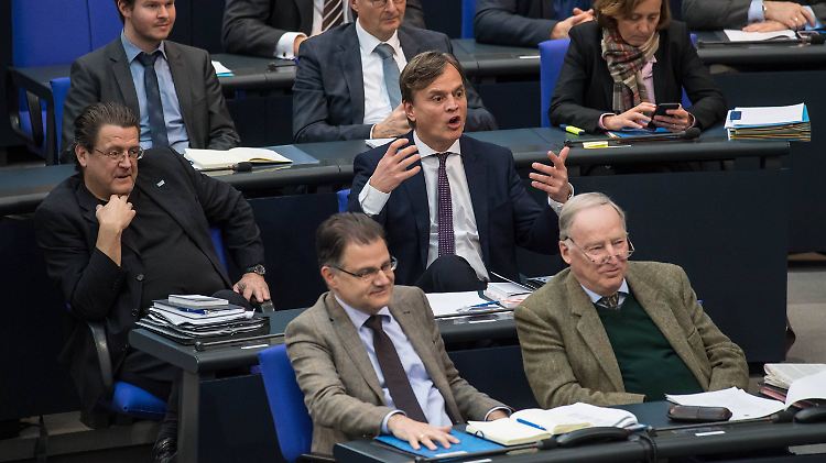 Der AfD-Abgeordnete Bernd Baumann (M.) reagiert empört auf die Kritik.