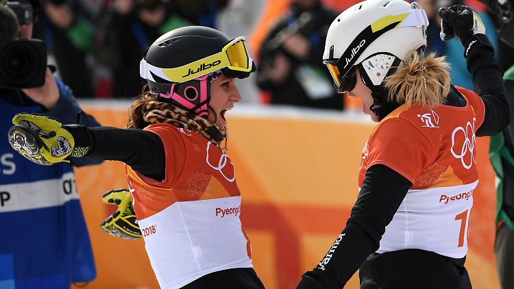 Welch' Freude: Selina Jörg, die Silbermedaillengewinnerin, und links Ramona Hofmeister, die Bronze gewann.