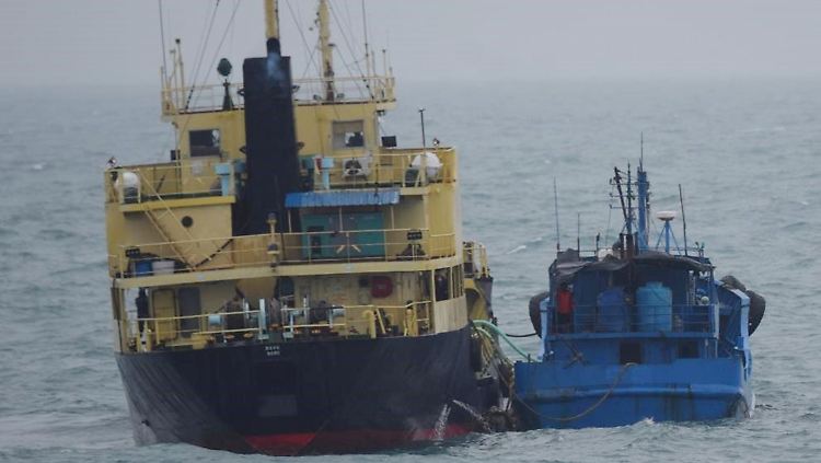 Schiff-zu-Schiff-Transfer auf hoher See.