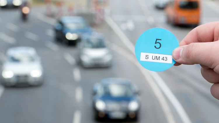 Der Opposition gehen gelegentliche Fahrverbote nicht weit genug. Sie fordert eine "Blaue Plakette". 