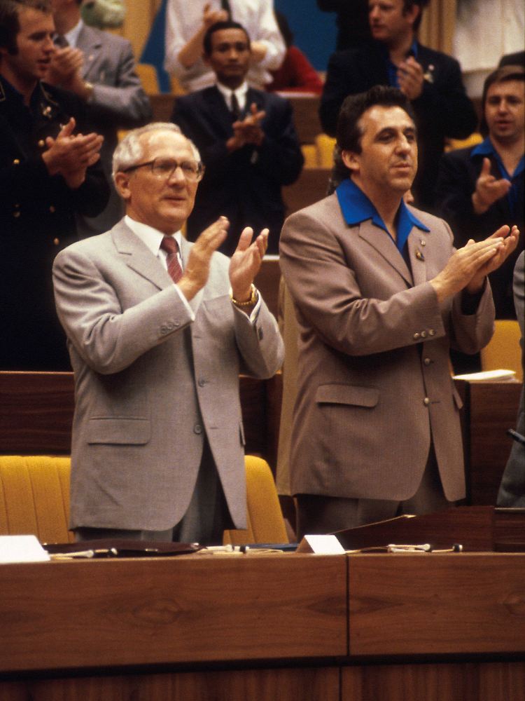 Krenz als FDJ-Chef mit Erich Honecker im Jahr 1981 beim IX. Parlament des DDR-Jugendverbandes.