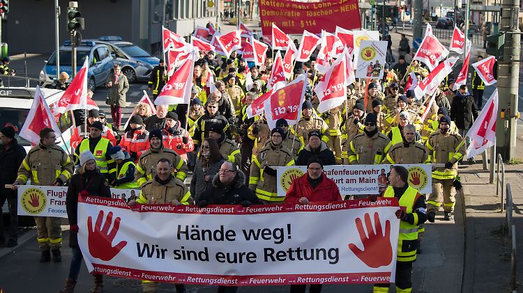 Rettungskräfte demonstrierten in Frankfurt am Main für mehr Respekt und gegen Gewalt bei ihren Einsätzen.
