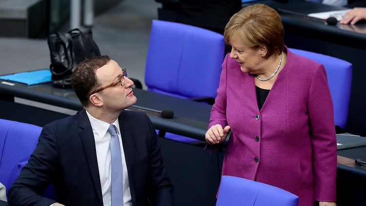 Lässt Angela Merkel Jens Spahn einfach links, oder besser gesagt: rechts liegen oder bekommt er einen der begehrten Ministerposten?
