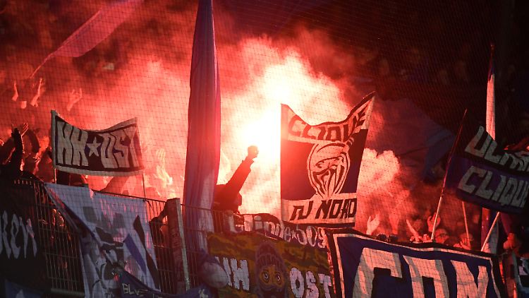 Mehrfach unterbricht der Unparteiische das Spiel, weil HSV-Anhänger Pyrotechnik zünden.