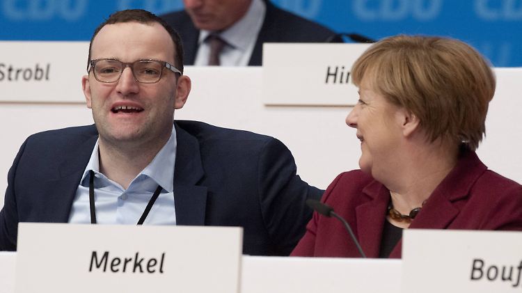 Auf gute Zusammenarbeit: Jens Spahn und Angela Merkel. 