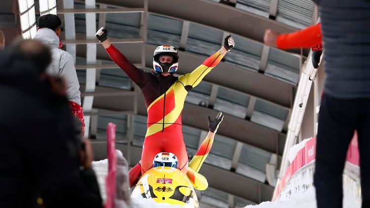 Doppel-Olympiasieger Francesco Friedrich genießt die Ankunft nach seinem Finallauf. 