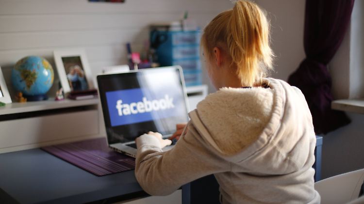 Über die sozialen Medien können sich Schüler auch über Hausaufgaben austauschen. Dann schreiben sie im Mittel leicht bessere Noten.