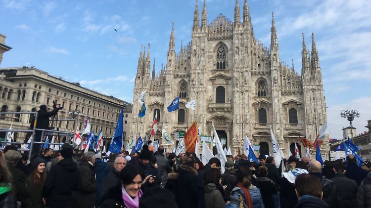 Eine Kundgebung der Lega am Mailänder Domplatz