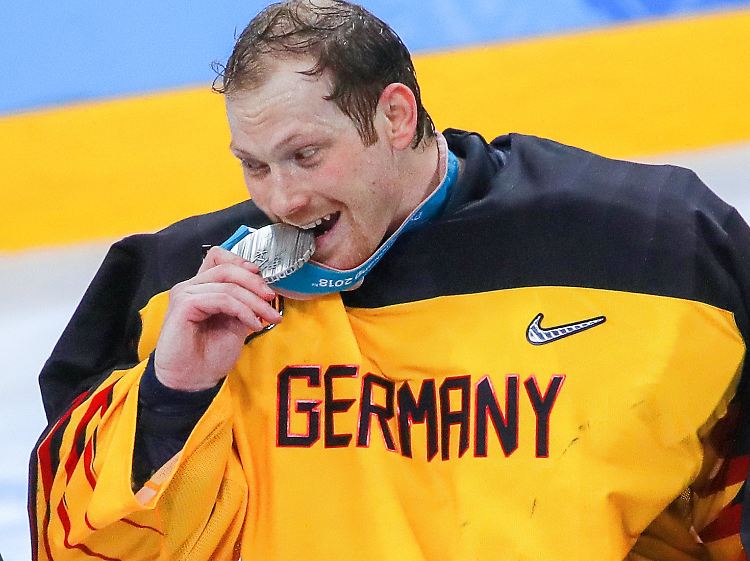 DEB-Goalie Danny aus den Birken feiert seine olympische Silbermedaille.