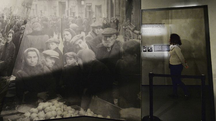 Eine Besucherin des POLIN-Museums schaut sich eine Ausstellung über das Warschauer Ghetto im Zweiten Weltkrieg an.