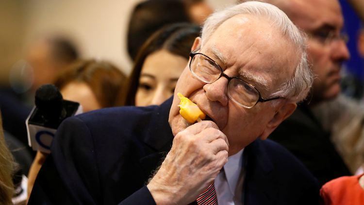 Verliert der legendäre Dealmaker seinen Biss: Warren Buffett mit einem Eis aus konzerneigener Produktion. 