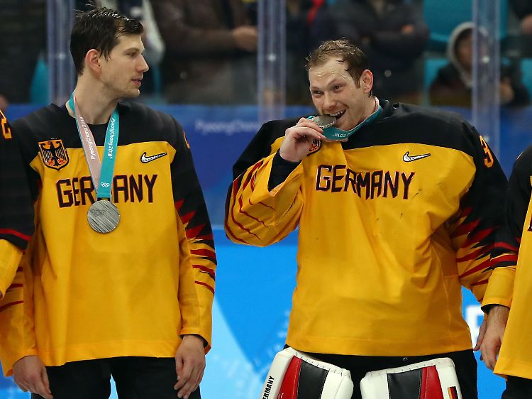 Die olympische Silbermedaille schmeckte für das DEB-Team nur im ersten Moment ein wenig bitter.