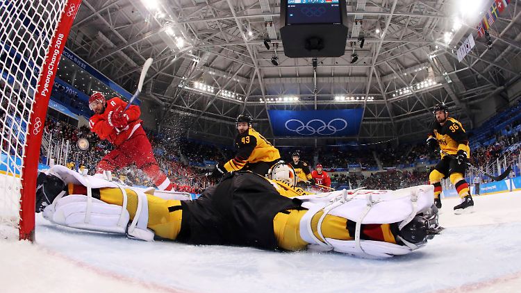 Schuss ins Herz der deutschen Eishockey-Helden: Kirill Kaprisow trifft in der Overtime zum Sieg für die OAR.