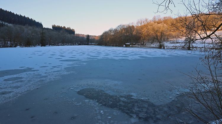 Eisflächen erst nach Freigabe betreten! Bei stehenden Gewässern muss die Eisdecke dafür 15 Zentimeter dick sein.
