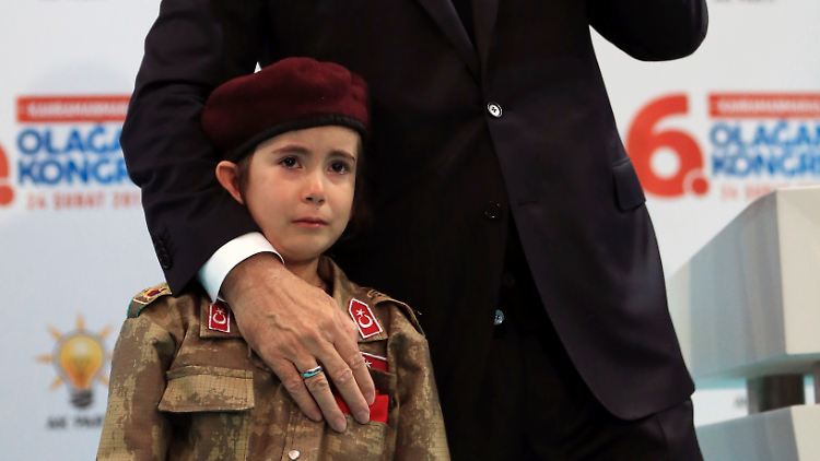 Erdogan fragt das Mädchen indirekt, ob sie für die Türkei sterben würde.