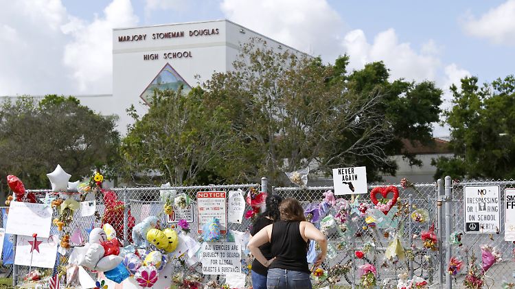 Schüler und Lehrer kehren mit gemischten Gefühlen an ihre Schule in Parkland zurück.