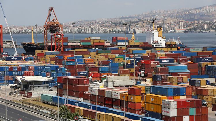 Im Hafen von Izmir warten zahlreiche Container auf ihren Weitertransport.