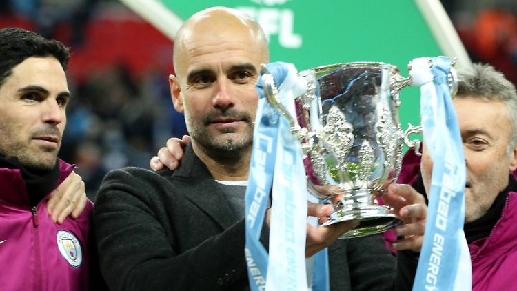Deshalb kam er: Josep Guardiola und der erste Pokal, den er mit Manchester City gewonnen hat.