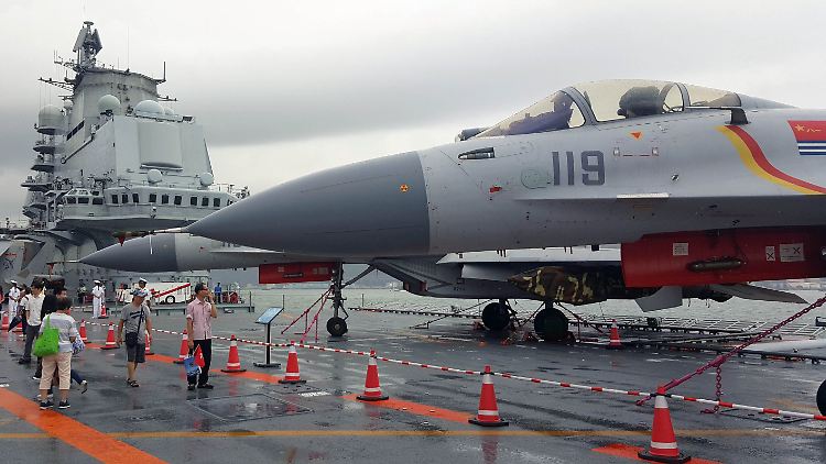 Auf dem Flugdeck der "Liaoning": Im Hafen von Hongkong besichtigen Besucher Chinas ersten funktionsfähigen Flugzeugträger.
