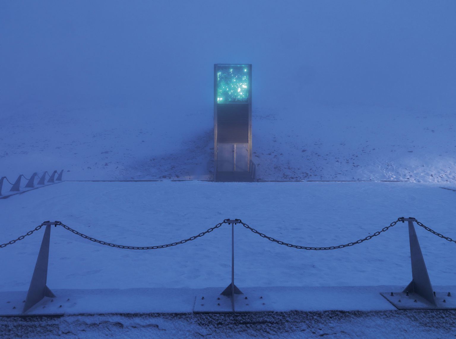 Ein futuristisches Funkeln im Dämmerlicht weit nördlich des Polarkreises: Das ist der Eingang des ...
