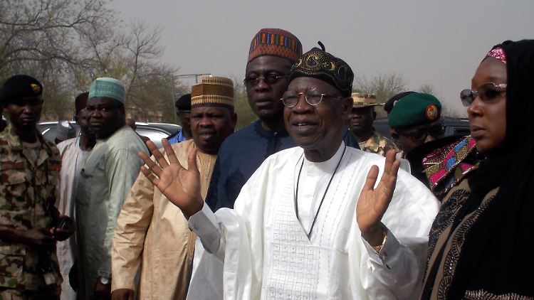 Informationsminister Lai Mohammed am 22. Februar in Dapchi. Inzwischen hat er die Massenentführung bestätigt.