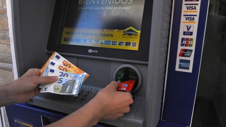 Bargeld ist den Deutschen fast schon heilig. Das gilt auch für Urlaubsreisen.