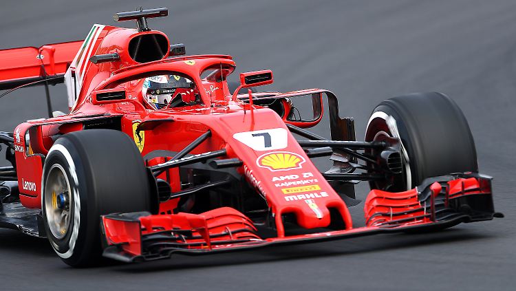 Roter Bügel: Kimi Räikkönen im Ferrari testet auf dem Circuit de Catalunya bei Barcelona.