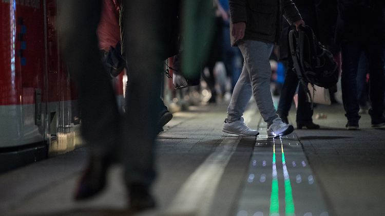 Eine leuchtende Bahnsteigkante wird erstmals in Stuttgart getestet.