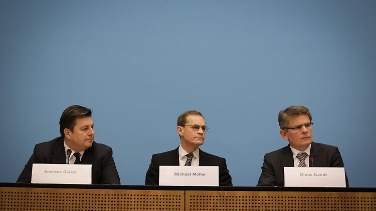Kandt mit dem Regierenden Bürgermeister Michael Müller und Innensenator Andreas Geisel.