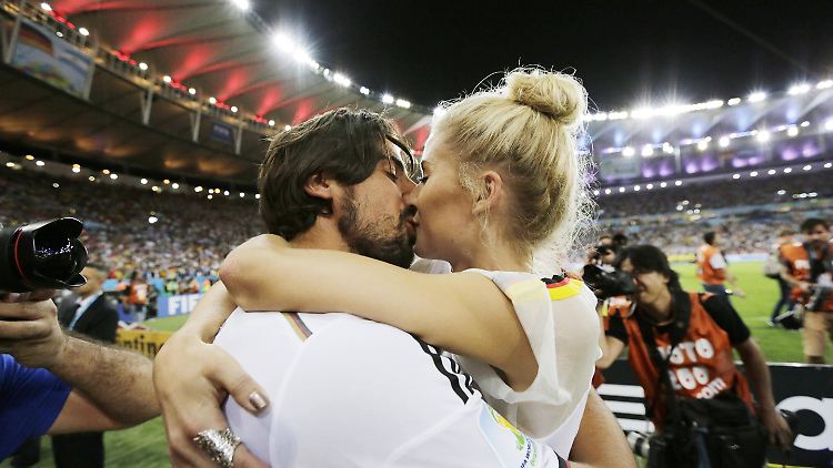 Küsse nach dem Spiel sollten kein Problem sein. Auch sonst gilt: Zuneigung, körperliche Wärme und Kuscheln können Ventile sein bei starker Anspannung. 