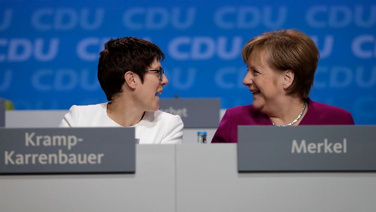 Chefin und Generälin: Merkel führt die CDU, die Kramp-Karrenbauer erneuern soll.