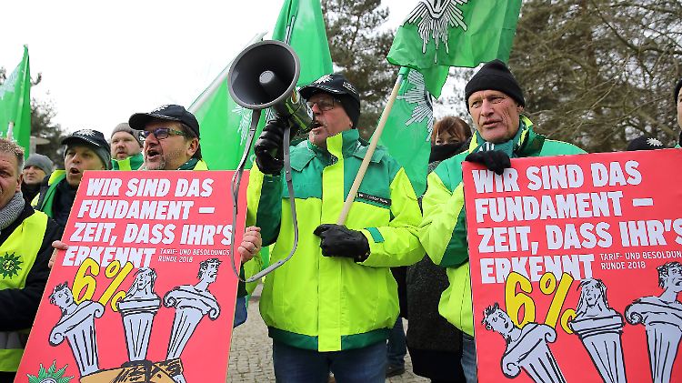 Mitglieder der Gewerkschaft der Polizei (GdP) protestieren zum Auftakt der Tarifverhandlungen für den öffentlichen Dienst in Potsdam.