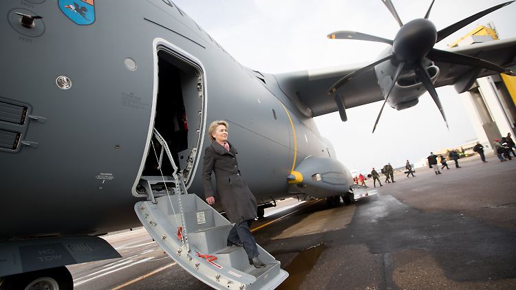 Verteidigungsministerin Ursula von der Leyen steigt aus einem Airbus A400M - von den Transportflugzeugen sind die meisten nicht einsatzbereit.