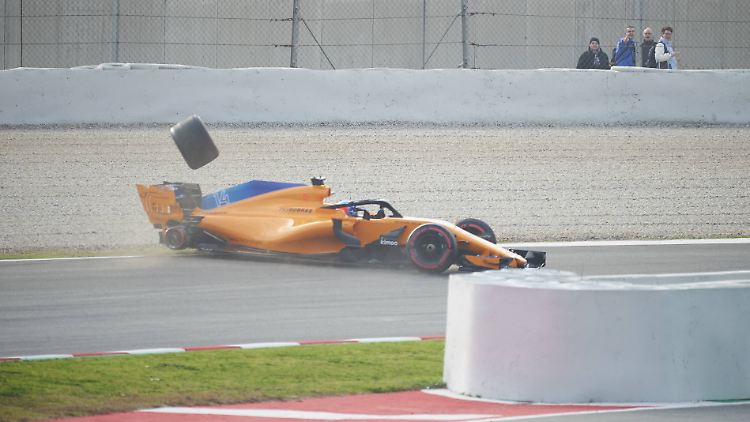 Schrecksekunde für Fernando Alonso - passiert ist ihm aber nichts.