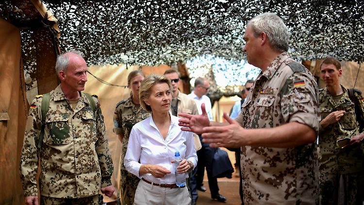 Verteidigungsministerin von der Leyen besucht im Sommer 2017 die deutschen Truppen im Niger.