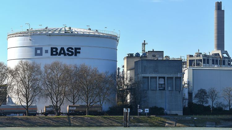Die Jahresbilanz von BASF ist da: Anleger interessieren sich vor allem für den Ausblick - und die Dividende.