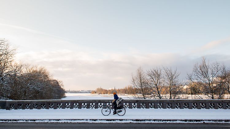 Auf der zugefrorenen Alster in Hamburg liegt eine Schneedecke.