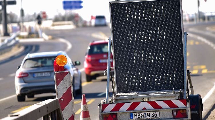 Schild warnt Autofahrer nicht auf das Navi zu vertrauen.
